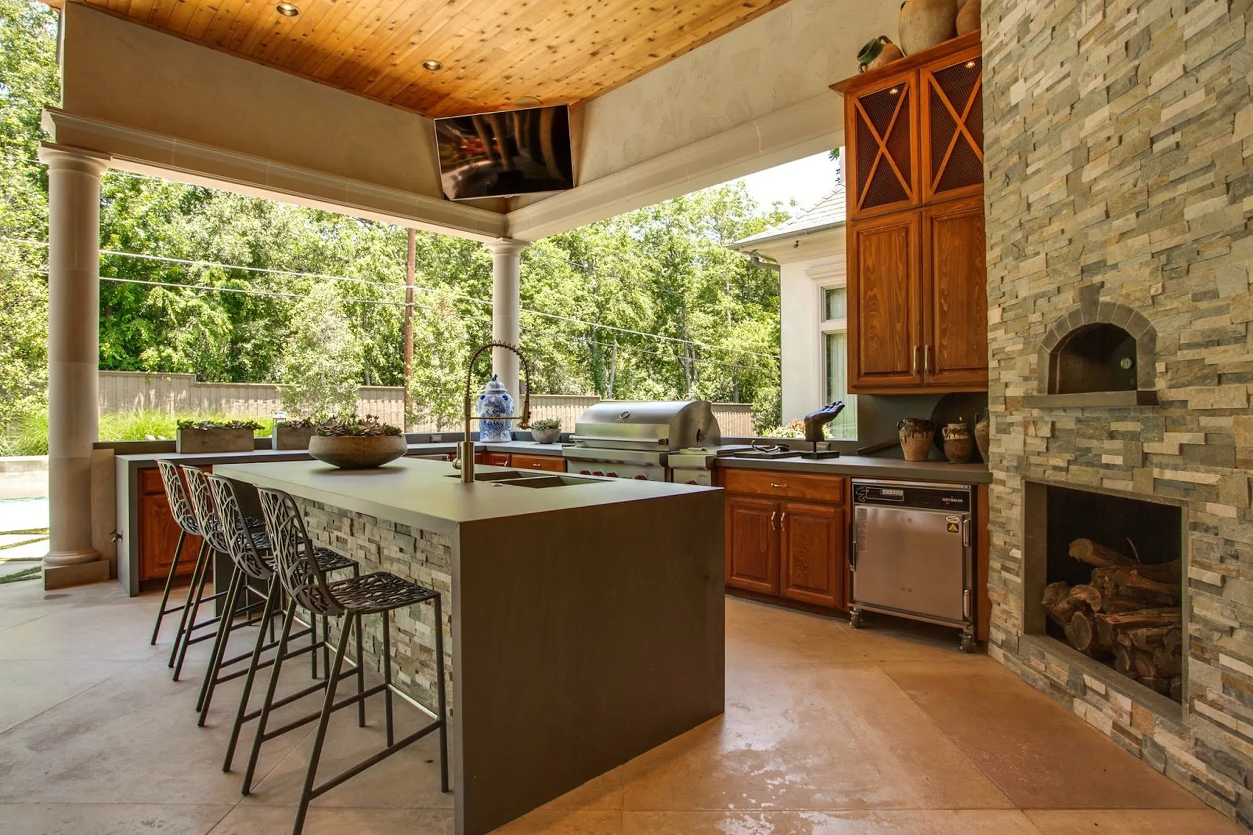 Outdoor Kitchens: Elevating Your Backyard Entertaining