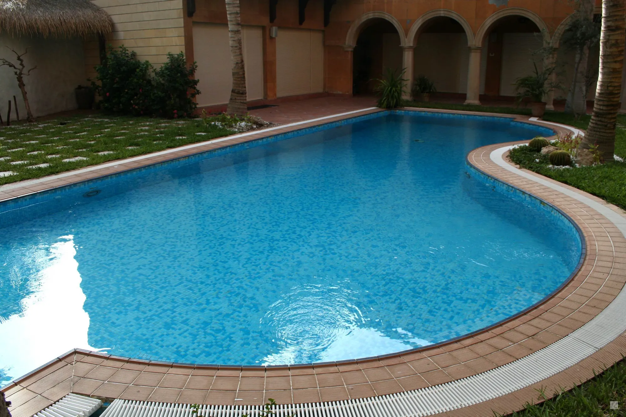 Pros and Cons of Different Pool Shapes Pros and Cons of Different Pool Shapes